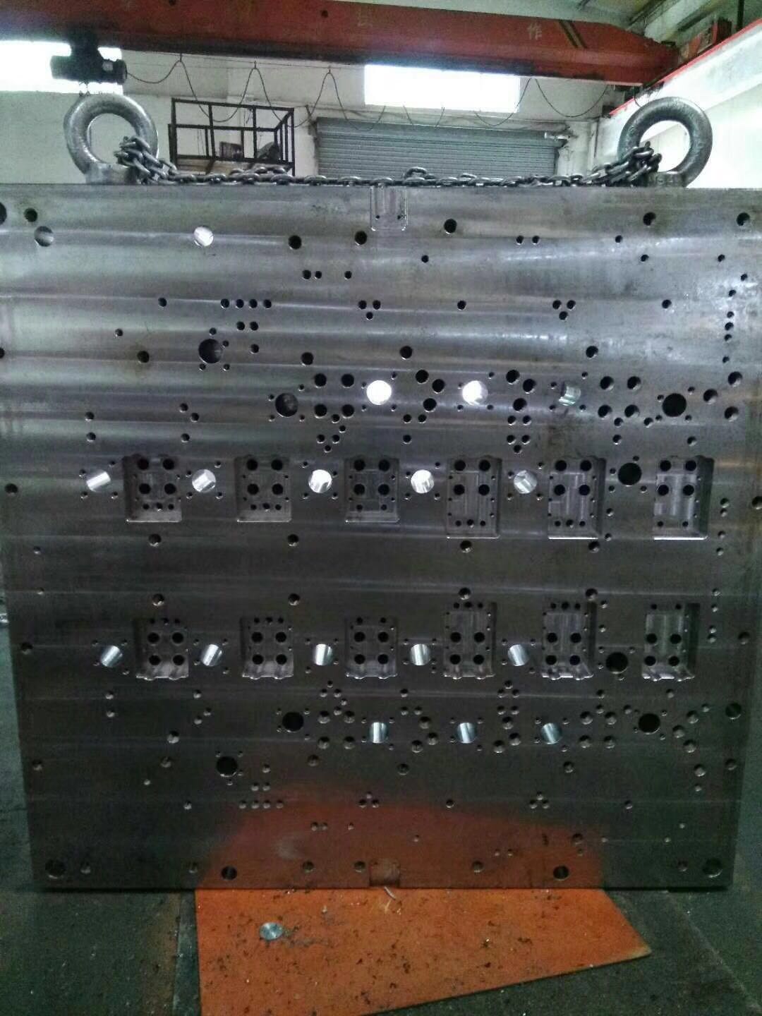 What materials are usually used to make table injection mold?