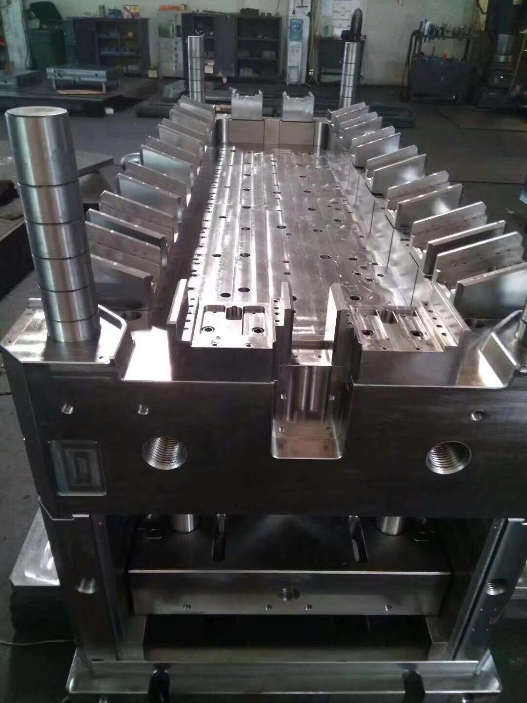 How do plastic bucket mould factory handle large or bulky molds?